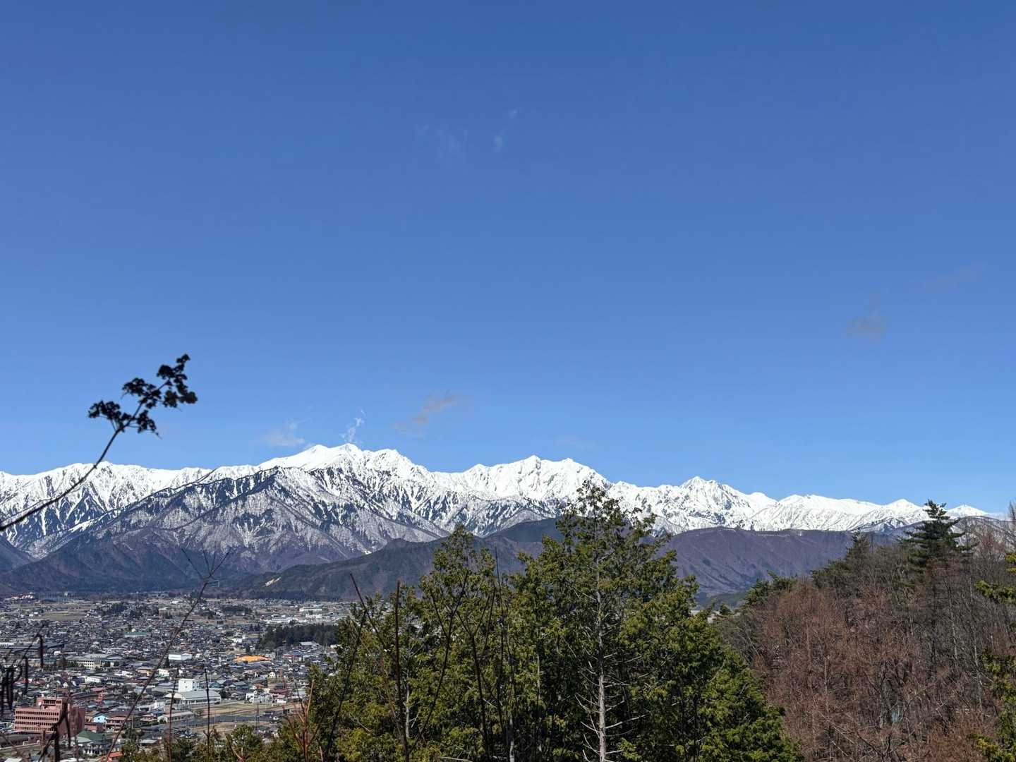 信濃大町の街並を眼下に、北アルプスの山並と対峙する展望台は恋人の聖地の写真