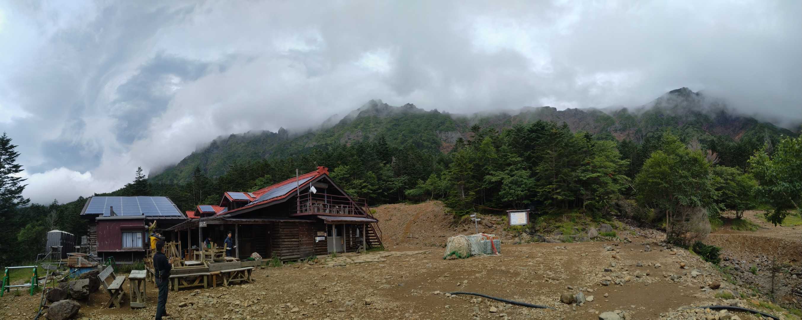 少しだけ雲がはけて赤岳展望荘も見えました。