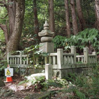 甲山には神呪寺（かんのうじ）があり、頼朝が再興したとの伝承があるそうです。神呪寺からは少し距離のある甲山北側登山道に「頼朝之塚」がありました。寺の再興を記念する塚と考えていいみたいです。六甲山系は、源平合戦と縁のある山が多いですね。
