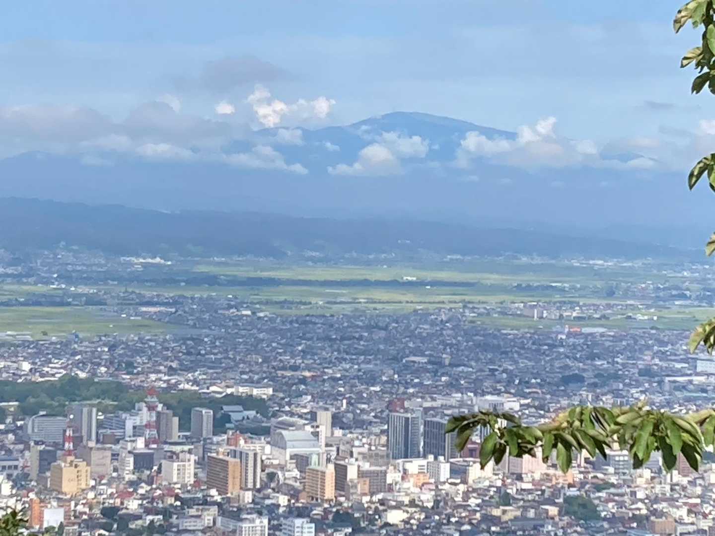 月山を遠望