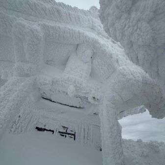 モコモコになった神社で安全登山を祈願。
ここは風が来ずほっと一息