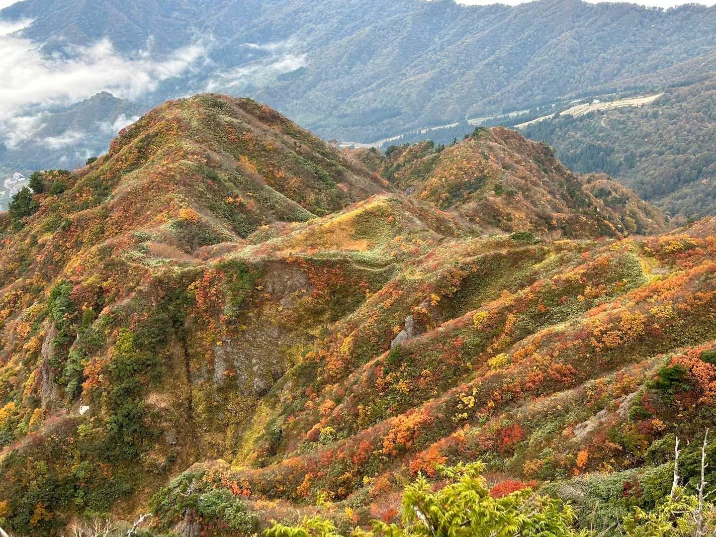 地蔵岳の山頂から見下ろしたところ。先ほどよりも高度があがって角度がついたのでより見事な景観に