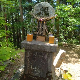 山頂に来たら参拝する。