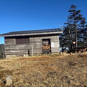 破風山避難小屋の真下から到着。

晴れてるけど風が強く途端に寒い！
小屋にお邪魔させていただきモグモグ🍙。
滞在ノートを見させていただきましたが、三富山岳救助隊の方々も頻繁にパトロールして下さっている様子🙏