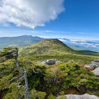 さっき登って来た、茶臼山が見えた。
展望素晴らしいけど、茶臼山の方が良すぎた。