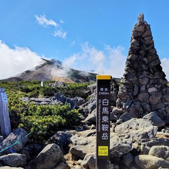 白馬乗鞍岳到着
奥には小蓮華山が