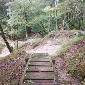 ひどい崩落　右に巻き道があるので余裕だった