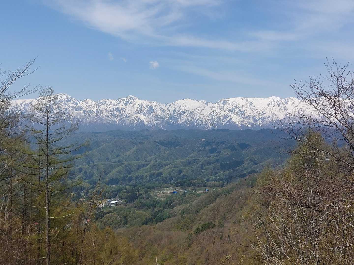 北アルプスのお出ましです！
鹿島槍ヶ岳、五竜岳、八方尾根の唐松岳、木に隠れがちですが白馬三山