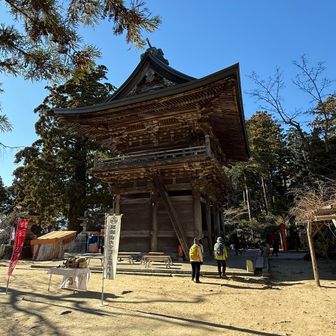 筑波山神社楼門

横から撮るのは初めてです
ガマの油売りは休憩中