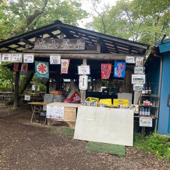 残念！お休みでした。月曜だし、こんな天気だからしょうがないか。