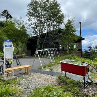 冷泉小屋、金・土・日営業なので今日は休み。
この手前の斜度が、ややキツかった感じでした。
心拍数上がりまくりで、ここで休憩したよ。
道路向かいにある滝は、凄い硫黄臭がしました。