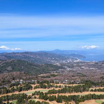 今年某市長のせいで話題となった伊東の市街地と左には富士山🗻