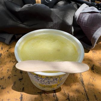 景信山の山頂に到着してすぐに、かげ信小屋にてレモンシャーベットを買って食べる。