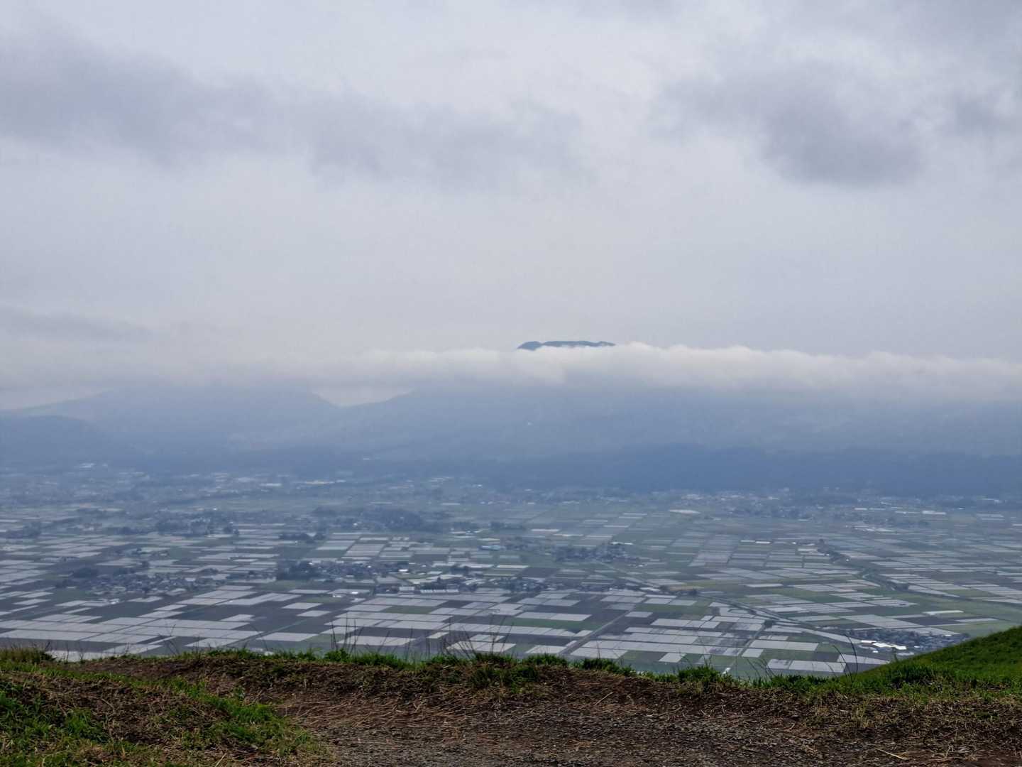 雲海からちょいと山頂が見えました😀
駐車場に戻り車に乗った直後に雨☂️😅
じぶ家あるある🤣