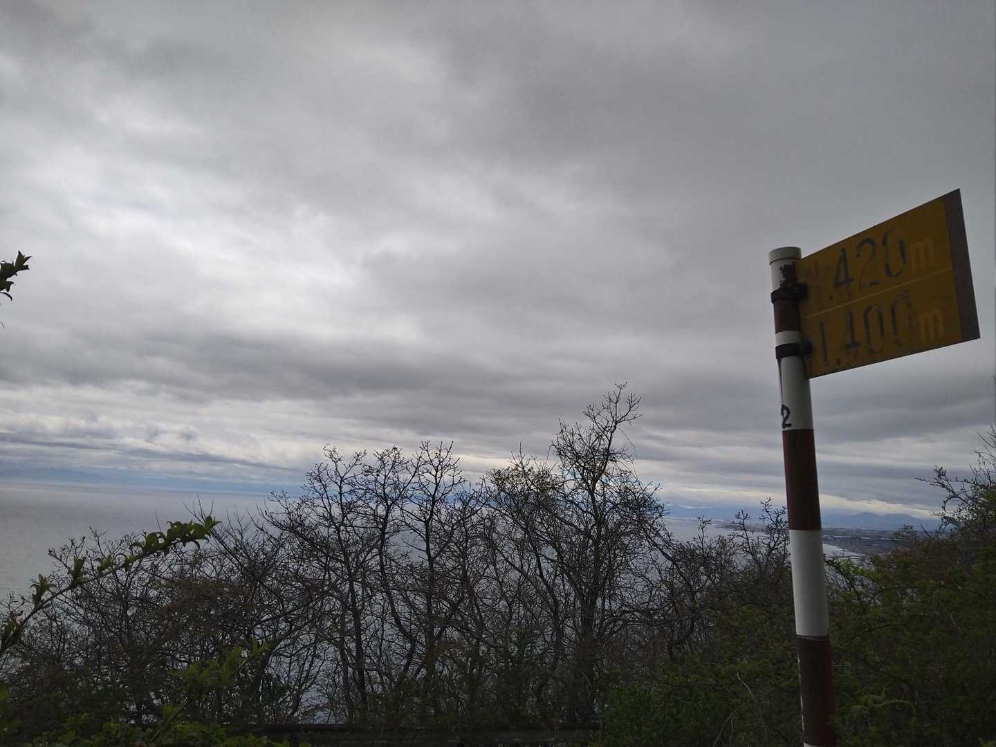 山頂までは1400m