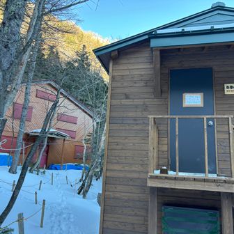 鳳凰小屋に到着しました。冬季避難小屋は2,000円で使用できます。