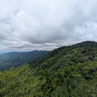 宝満山に着いたら晴れた｡歩いてきた稜線｡