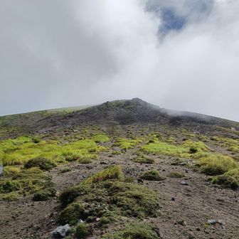ザレザレで登りにくい高千穂峰