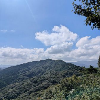 鐘撞山から高祖山を望む