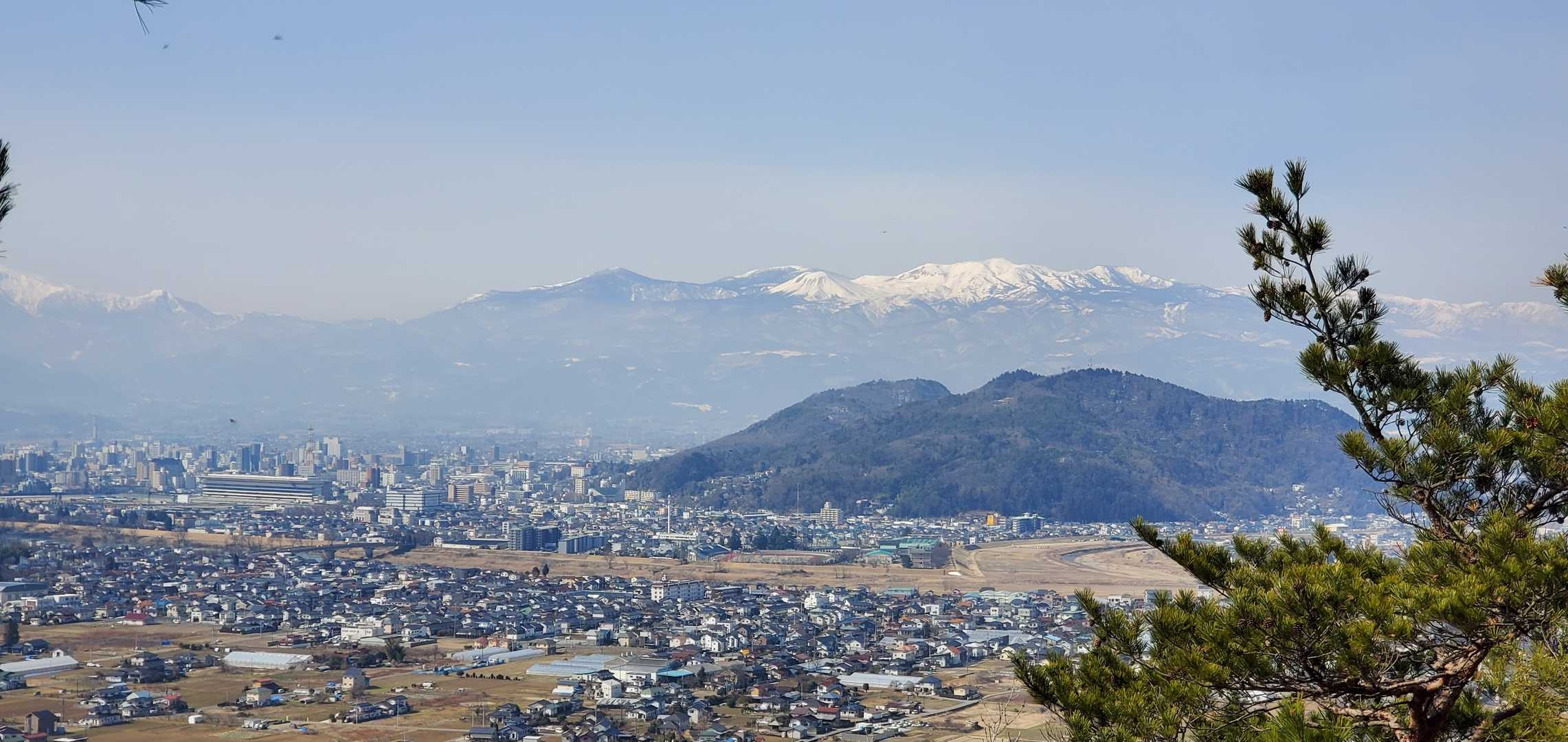目の前信夫山