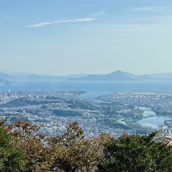 展望台から岩国市内のロケーション…🤗

阿多田島が正面に見える…🏝️