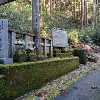 水場の地蔵さま。登山用具を洗って帰ります。