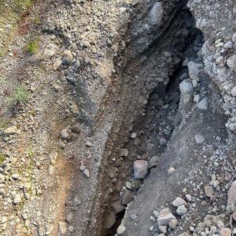 登山道の亀裂