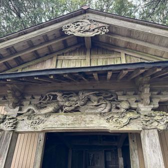 両神神社本殿。立派な彫刻です。
