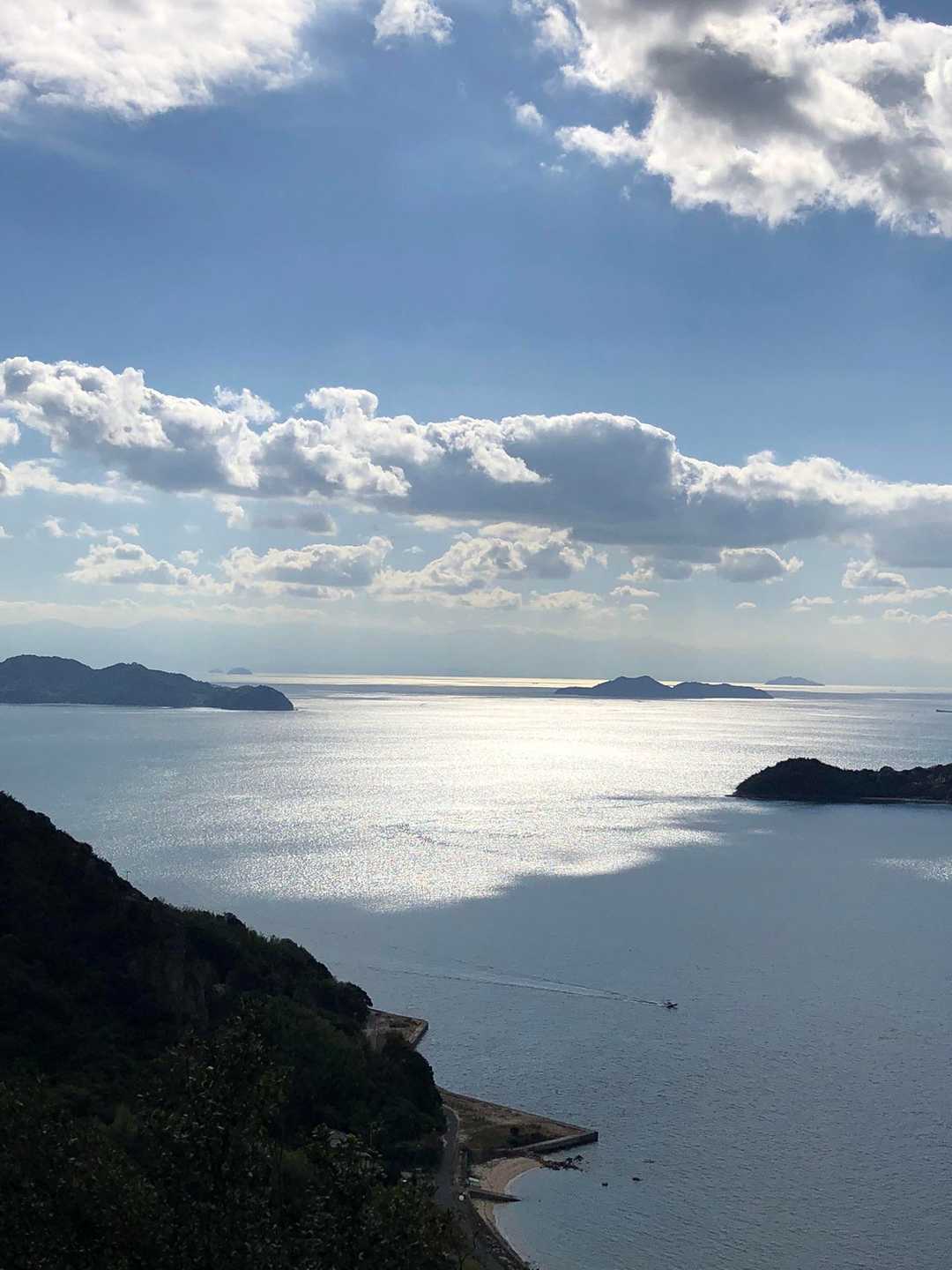 お昼を食べて振り返ると、また海の感じが変わってきれい😍