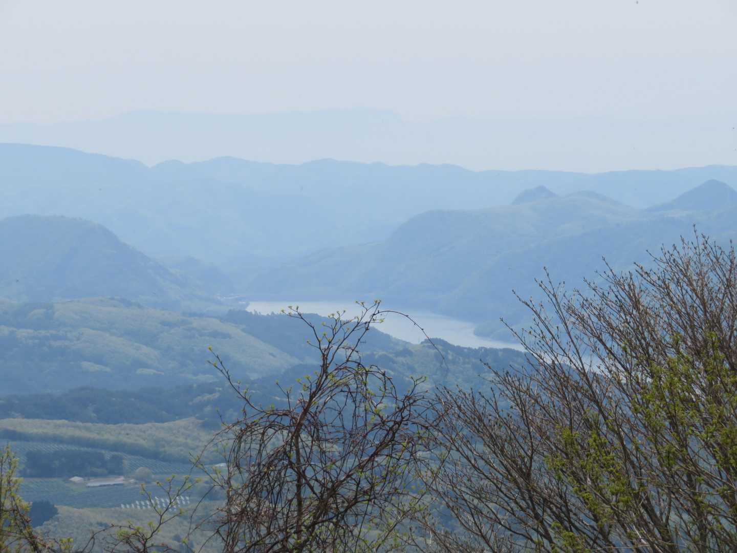 今日は霞掛かって良く見えない・・
ダム湖だな