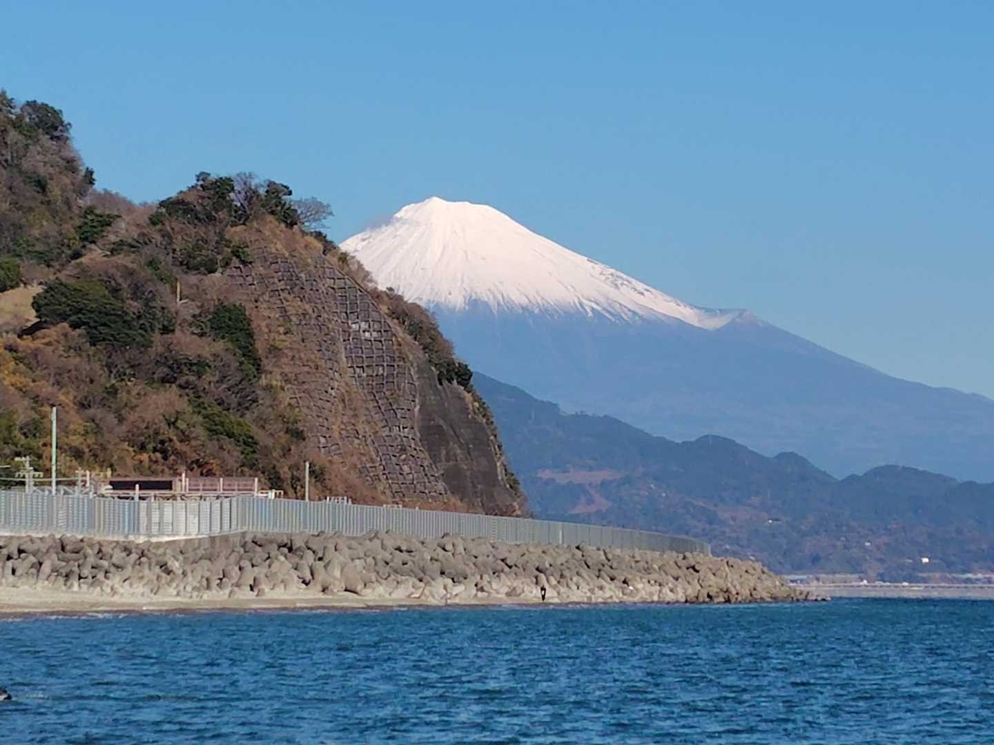 左手の高台にこれから登っていきます