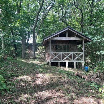 しばらく登山道を歩き交流館 ほっとハウスを通過