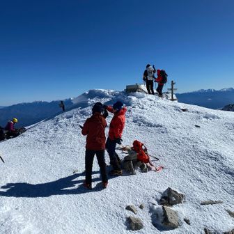 平日でも山頂賑わってます