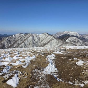 静ヶ岳、奥は御池岳