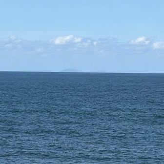 沖津宮から見た沖ノ島
高度が低いと霞が濃い印象