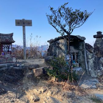 石尊山。
（こちらの方が映えてたのでメイン画像に）