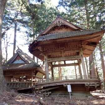 朽ちた子安神社
昭和50年代に書かれた案内板には、重要文化財と書いてあって、立派な建造物なのに、こんな姿になってしまうんやね
