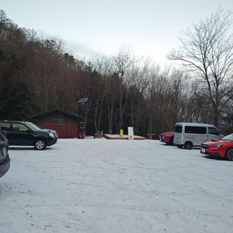 駐車場から出発。意外と登山者がいるようだ。
あっトイレ閉鎖中でした。
