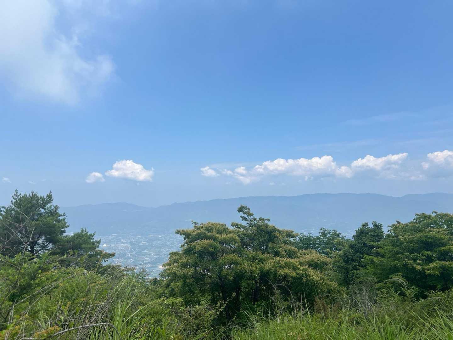 前写真付近からの眺望。
眺望あるもあまりいいとはいえない。