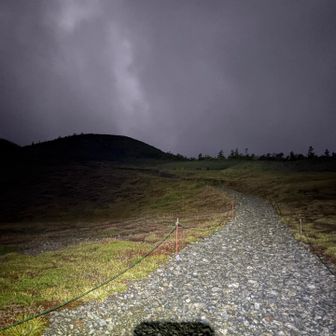 3：00前に準備し
ヘッデン🔦
スタートです💪
雨は止んでいますが
山頂到着付近は
ガッスガス😇