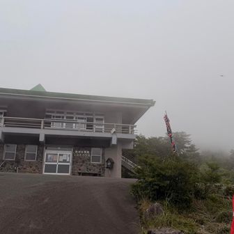 下山完了直前にガスの中に突入
山頂はまだまだ晴天でガスに包まれていく自分と晴天を見上げて、なんだかおもしろい体験でした☺️
涼しくなった…気がする。。