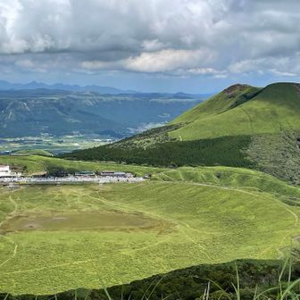 草千里の右側に杵島岳