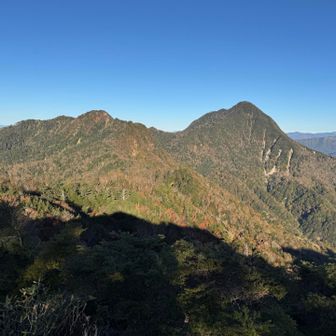 ピークから少し進むと、これから向かう鋸山と皇海山を一望✨