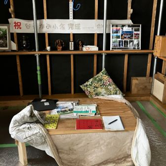 中はこんか感じ。かなり綺麗にされてます。
なお、小屋内では火を使った調理は禁止🈲です。