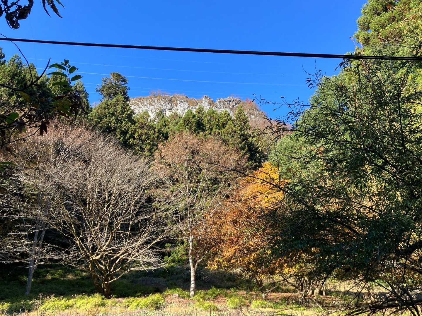 見える岩山は鳥首岩（白岩）のようです。