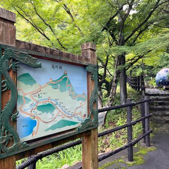 まず滝巡りをします。