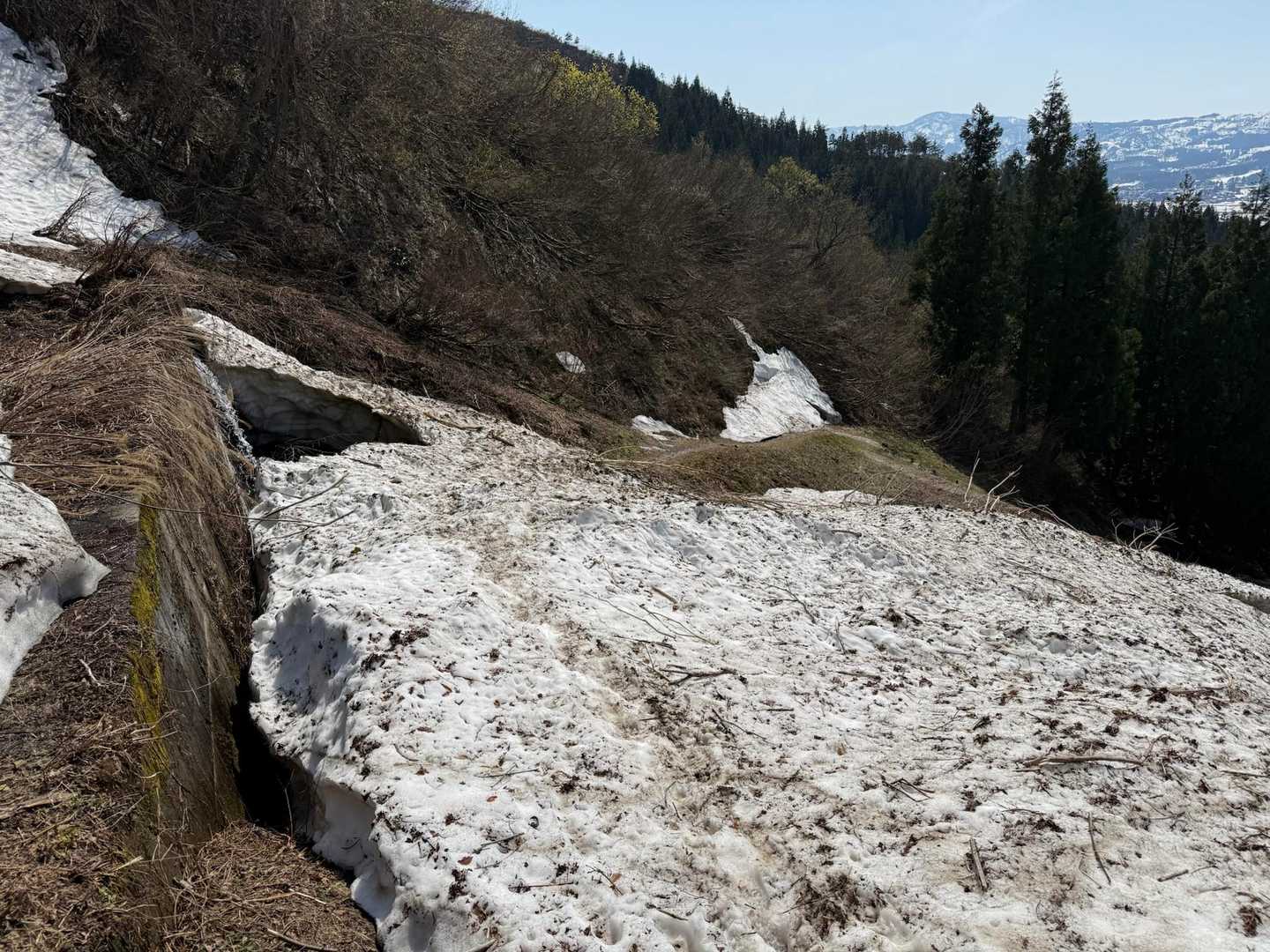 まだたっぷりの雪の上を歩いて反対側に行くけど、所々薄くなってる箇所もあり
