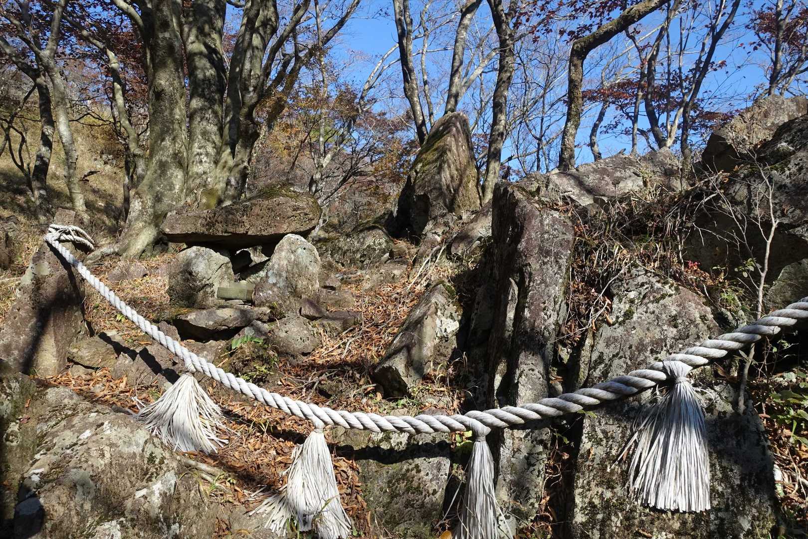 日本武尊の足跡を祀ってありました