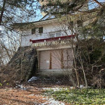 大峰城入口前
立ち入り禁止の為、建物の裏側にある三角点は見ることができなかった。