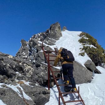 アイゼン履いてハシゴの登り下りって歩きづらいね💦